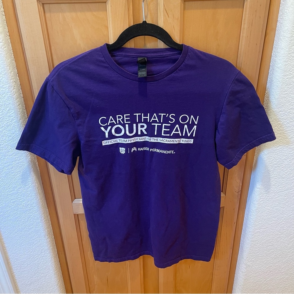 Purple Sacramento Kings Feel the Roar 2023 Playoffs NBA shirt Size Small Unisex